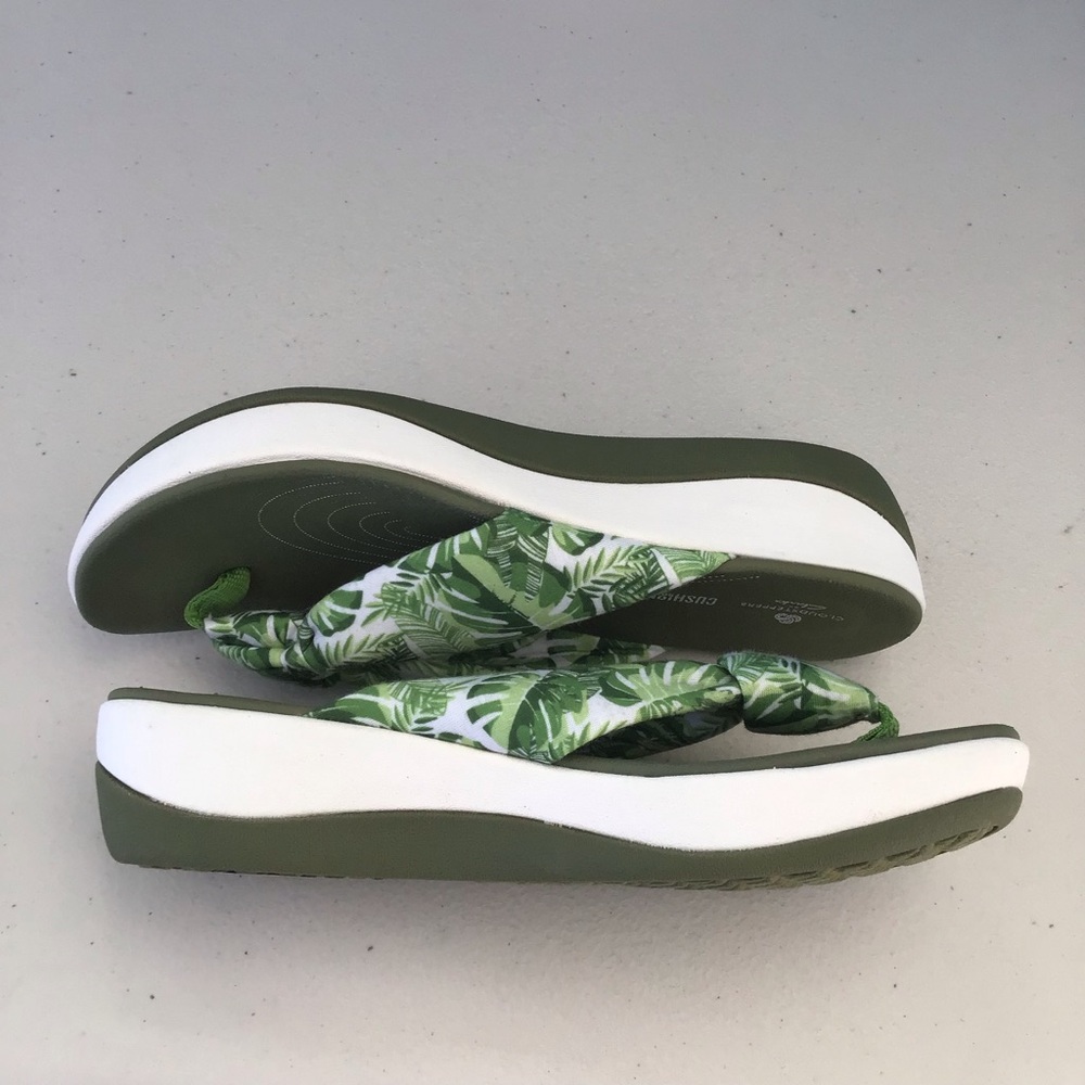 Clarks Women’s Green Tropical Print Cushioned Flip Flops - Picture 3 of 6